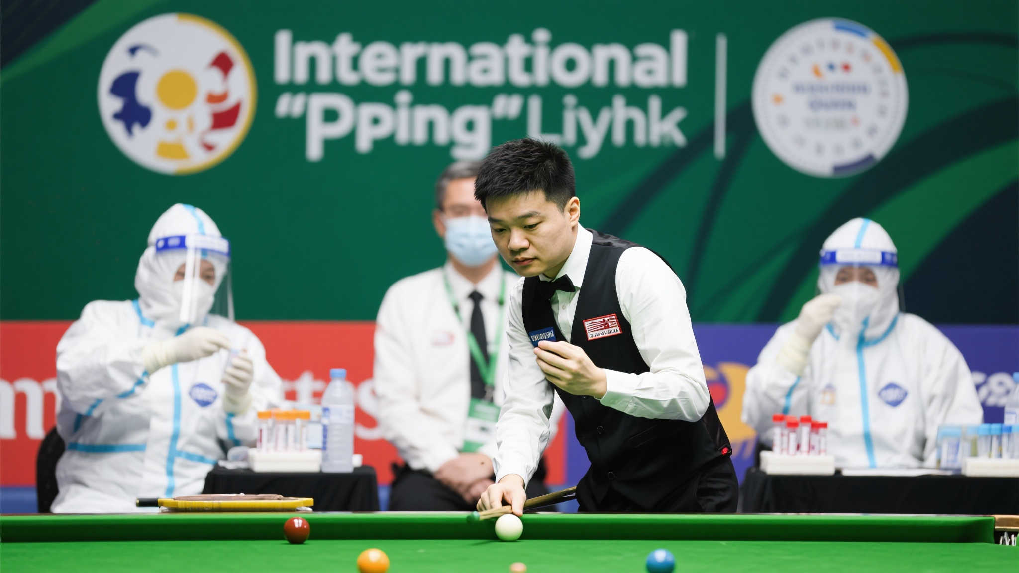 着队友们共 着队友们共